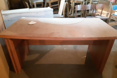 Стіл офісний, світло-коричневого кольору, який складається із письмового стола та прикладного стола в розібраному стані, б/у