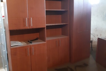 Стінка офісна світло-коричневого кольору, складається із трьох шаф (з полицями для документів), б/у