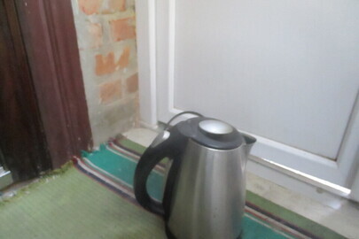 Електричний чайник чорно-сірого кольору