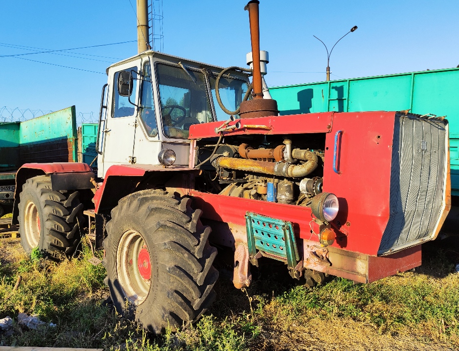 Трактор колісний марки Т, модель 150К, красного кольору, 1992р.в., реєстраційний номер 38968АЕ, заводський № 557362, двигун № 119084