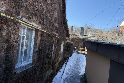 16/100 частин домоволодіння, РНОНМ 12488512101 та 1/3 частина земельної ділянки пл. 0.0211 га., К/Н: 1210100000:06:043:0001, за адресою: Дніпропетровська область, м. Дніпро, вул. Флотська буд. 64