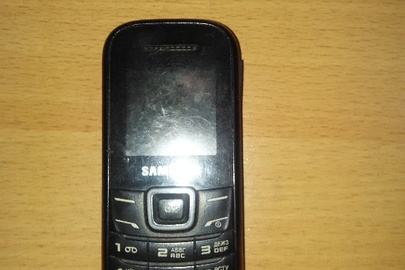 Мобільний телефон б/в: Samsung чорного кольору, модель GT-E1200I, з сім-картою МТС