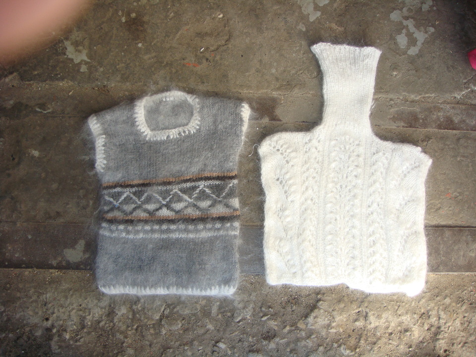 Одяг: (хустки, нитки, шарфи, накидки, шкарпетки, наколінники, рукавички, шапки, рейтузи, шапка, штани, туніки, светри) — загальна кількість 203 одиниці