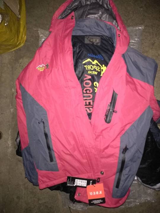 Верхній одяг: куртки в асортименті у кількості 13 шт.