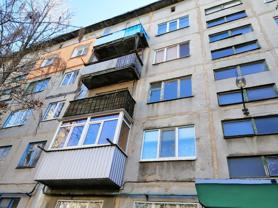 Двокімнатна квартира, загальною площею 43,6 кв.м., яка знаходиться за адресою: Донецька обл., м. Мирноград, м-н Молодіжний, буд. 23, кв. 82