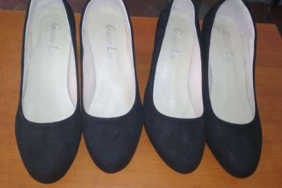 Жіноче взуття марки Galloplin, 2 пари, нові, на каблуку, замшеві, чорні, розміри: 38,39
