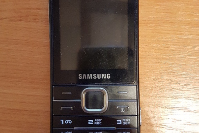 Мобільний телефон «SAMSUNG S5610» у корпусі чорного кольору IMEI: 355264059606809 з сім-картою мобільного оператора «Київстар» та флеш картою «Micro SD 2 GB»