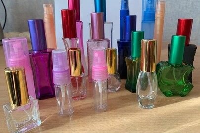  Парфум та флакони для парфумів у кількості 30 позицій