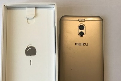 Мобільний телефон в коробці торгівельної марки «Meizu Note 6» моделі M721Q в корпусі срібло-рожевого кольору