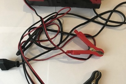 Автомобільна зарядка для акумулятору «Voin» VL-144 чорно-червоного кольору