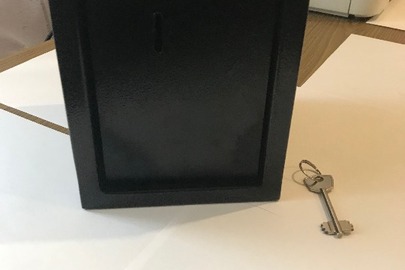 Сейф металевий чорного кольору з ключем, розміром 17,5 Х 14,5 см