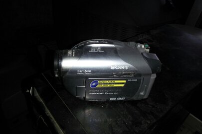 3 од., б/в: 1)Камера "SONY DCR-DVD 2005", сірого кольору. 2)Системний блок "LG Альтер", чорного кольору. 3)Музичні колонки, чорного кольору.