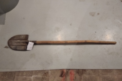  2 поз. б/в: сокира з металевою рукояткою, копальна лопата