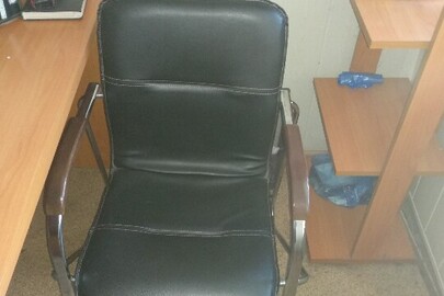 Крісло офісне, кожзам, металеві ніжки 1 од., б/в
