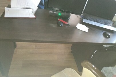 Стіл офісний однотумбовий на 3 ящики б/в, темного кольору