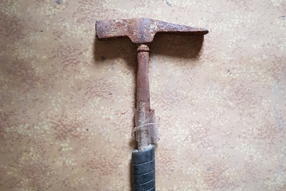 3 од. інструмента б/в: металевий лом, сокира, кирка
