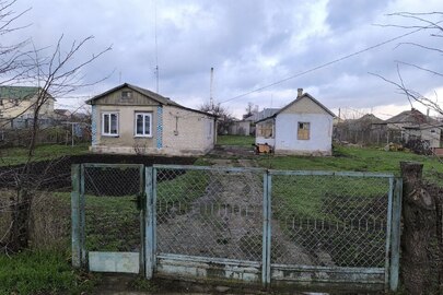 1/2 частини житлового будинку, з господарчими будівлями та спорудами, загальною площею 46,5 м.кв., та 1/2 зем. діл. площею 0.1643 га, к/н: 5121082400:02:003:0337, що розташовані за адресою: Одеська обл., Одеський р-н, с. Дачне, вул. Лазурна, 50