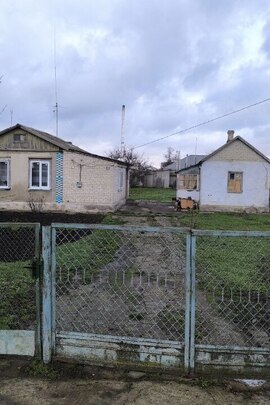 1/2 частини житлового будинку, з господарчими будівлями та спорудами, загальною площею 46,5 м.кв., та 1/2 зем. діл. площею 0.1643 га, к/н: 5121082400:02:003:0337, що розташовані за адресою: Одеська обл., Одеський р-н, с. Дачне, вул. Лазурна, 50