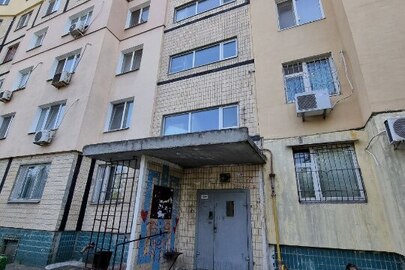 ½ частка трикімнатної квартири загальна площа 66,0 кв.м., житловою площею  39,7 кв.м. розташована за адресою:Дніпропетровська обл., м. Дніпро, вулиця Василя Жукова (попередня назва- Бєляєва), будинок 4, квартира 260