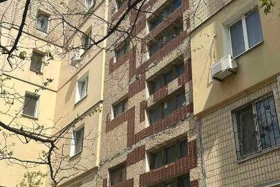 1/4 частка трикімнатної квартири, загальна площа 69.7 кв.м , житлова площа 40.4 кв.м, що розташована за адресою: Дніпропетровська обл., м. Кам'янське, вулиця Харківська, будинок 43, квартира 6