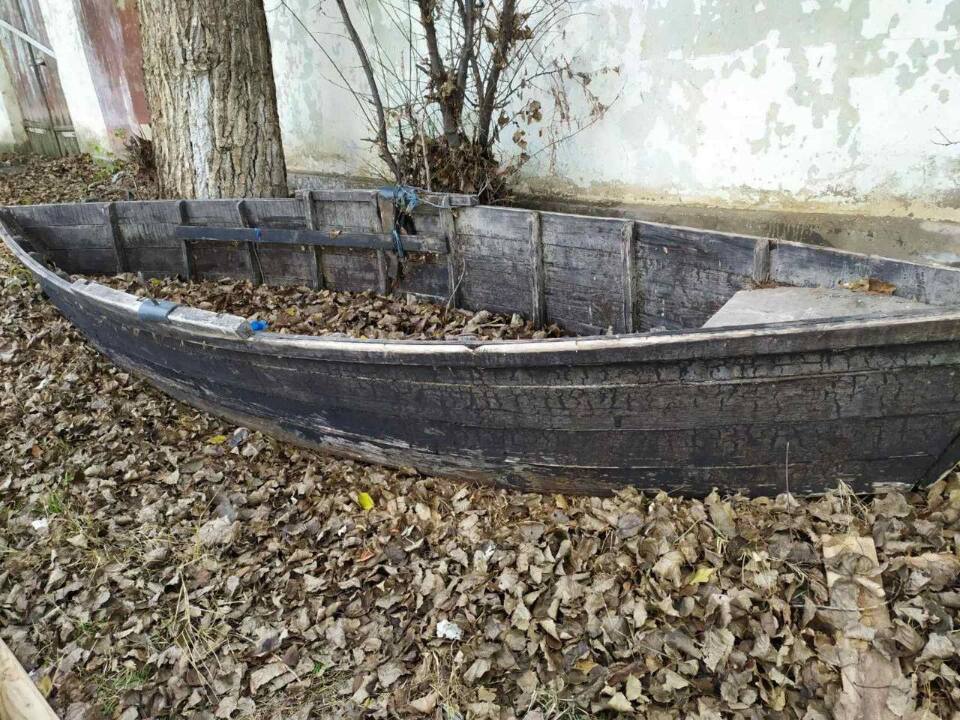 Дерев’яний човен типу плоскодонка, висота 50 см., довжина 4 м., ширина 1,5 м., чорного кольору 