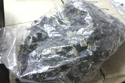 Товар ідентифіковано як хрестик натільний металевий. На упаковці  наявне наступне  маркування: «QTY: 500 PCS Made in China». Кількість 986 шт