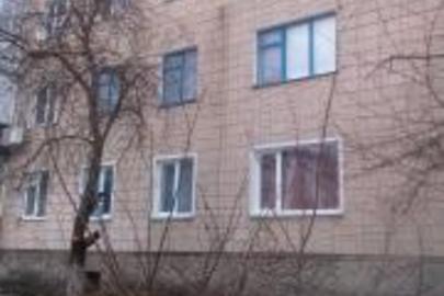 1/4 частина 3-кімнатої квартири №2 у будинку №41/3, розташована на 1 поверсі 5-поверхового будинку по вул. Ярмаркова у м.Прилуки, загальною площею 50,3 кв.м.