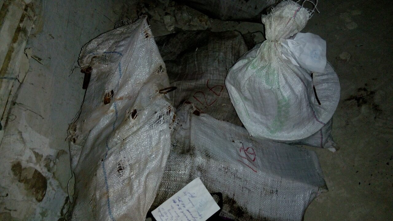 7 мішків білого кольору з металобрухтом, загальною вагою 175,7 кг та електронні ваги 