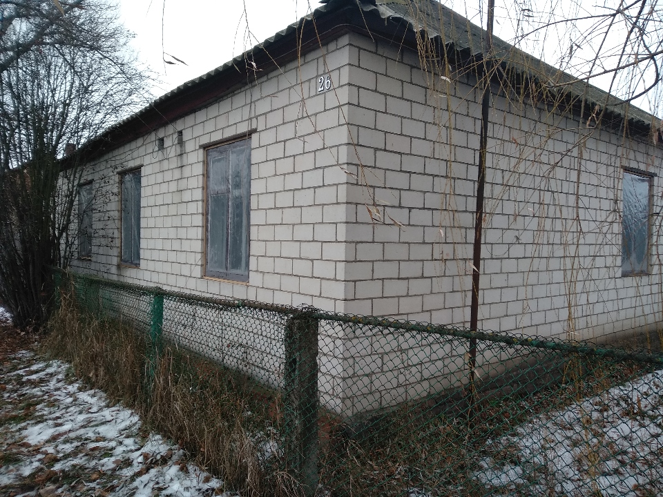 1/2 частина житлового будинку загальною площею 58.7 кв.м. з надвірними будівлями та спорудами, що розташований за адресою: Чернігівська обл., Сновський р-н., м. Сновськ, вул. Шевченка, 26