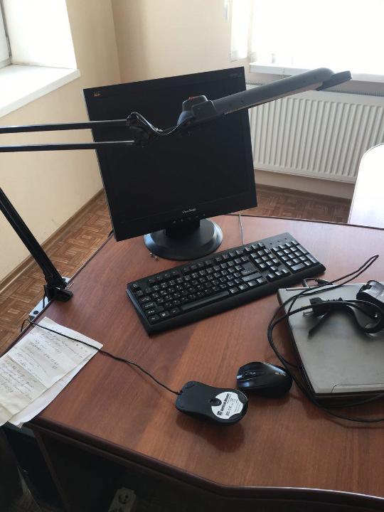 Комп'ютер чорного кольору з монітором Viev Sonic 17, з клавіатурою Unitek та мишою оптичною 