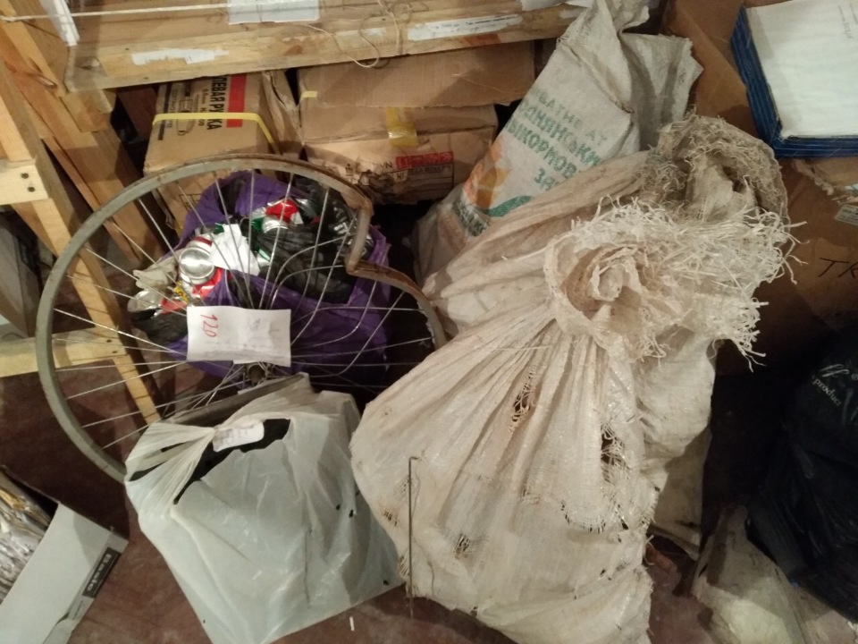 Металобрухт, що поміщений до 3 білих мішків, фіолетовий пакет з жерстяними банками, загальною вагою 35 кг 86 г та електронні ваги марки 