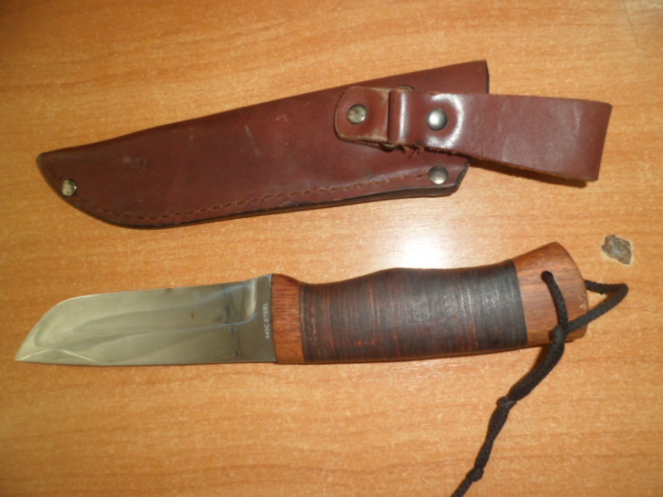 Ніж у шкіряному коричневому чохлі, з надписом humting & fishing cjllection рукоятка дерев’яна, коричневого кольору 