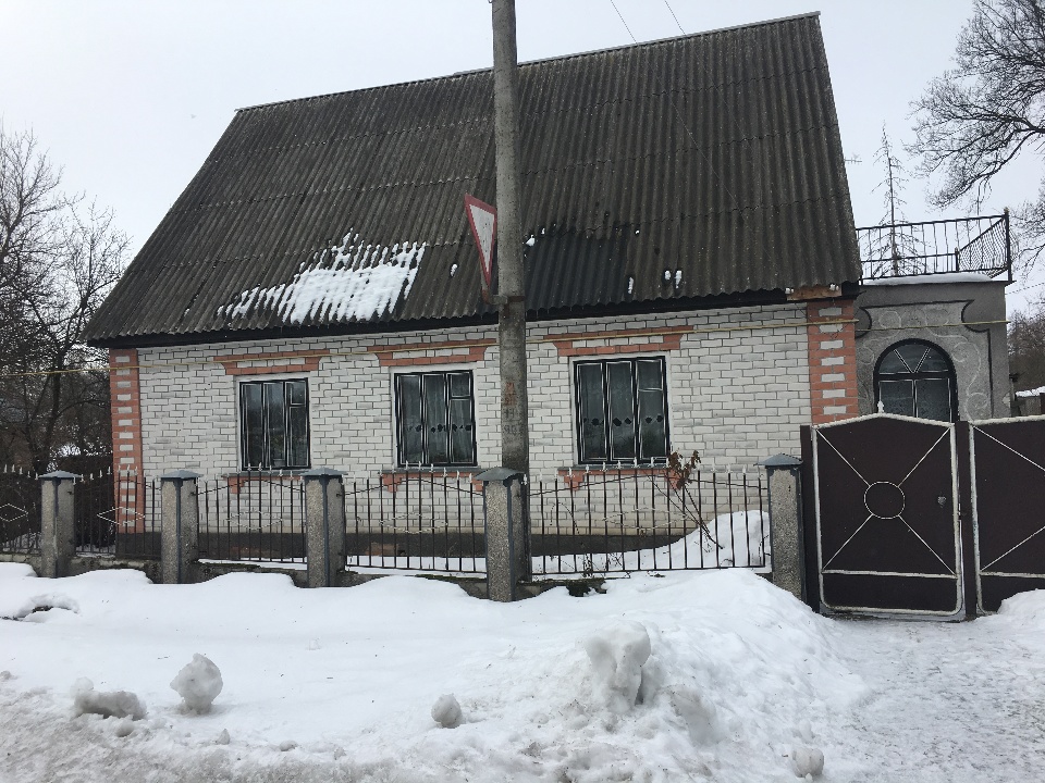 Житловий будинок загальною площею 121.6 кв.м., за адресою: Чернігівська обл., Менський р-н., с. Городище, вул. Польова, (Колгоспна), буд. 1.