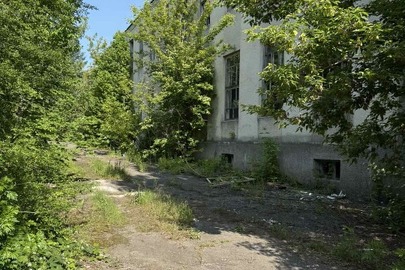 9/100 частин комплексу будівель та споруд, а саме: цокольний поверх (підвал) щіточного цеху, літ. Ф, площею 603,4 кв.м., побудований з цегли, за адресою: Вінницька область, Гайсинський район, селище Чечельник, вул. Зарічна, буд. 372