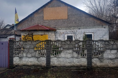 Домоволодіння (житловий будинок загальною площею 39,5 кв.м, житловою площею 24,3 кв. м з господарськими спорудами) розташоване за адресою : Дніпропетровська область, Кам'янський район, м. Жовті Води, пров. Річковий,54