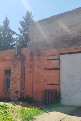 Приміщення майстерні, загальною площею 1678,3 кв.м., уборна площею 12,6 кв.м., розташовані за адресою: Чернігівська обл., Корюківський р., м. Мена, вул. Сіверський шлях (Леніна), буд. 134-А