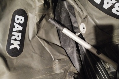 Конфіскація майна за рішенням суду: гумовий човен марки "BARK B 240C" з двома веслами,б/в