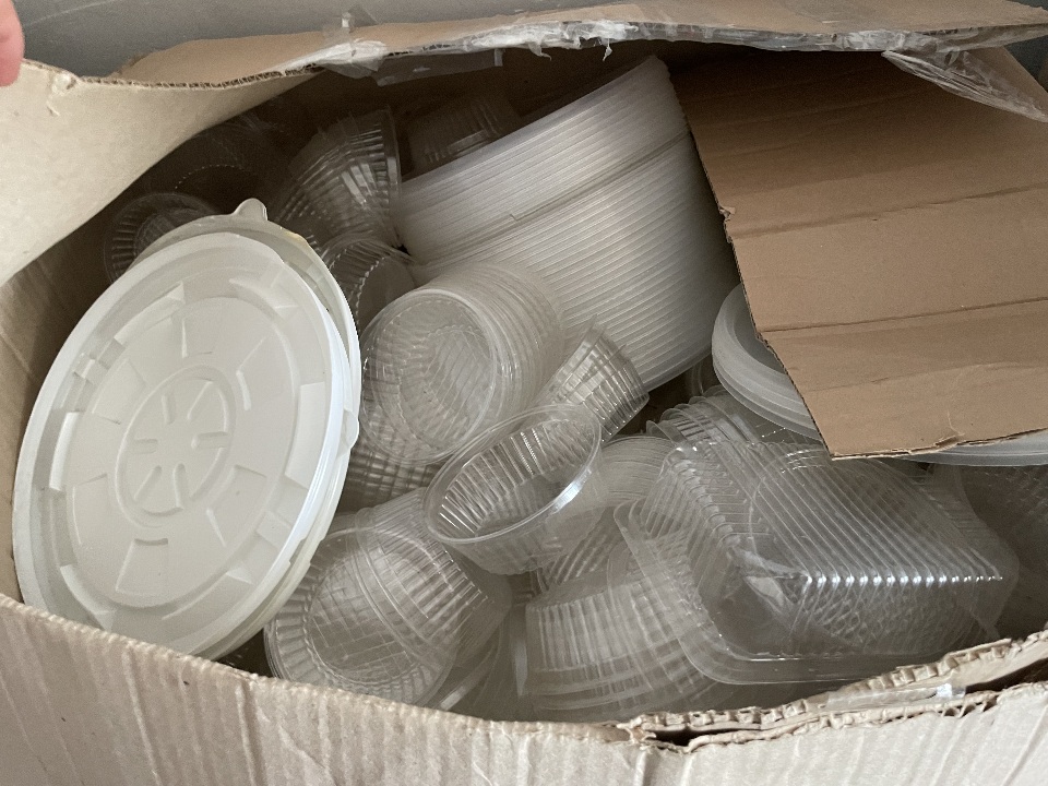 Вироби з полістиролу для пакування харчових продуктів по 500 шт. в упаковці в кількості 13 упаковок та половина упаковки, стан нове.