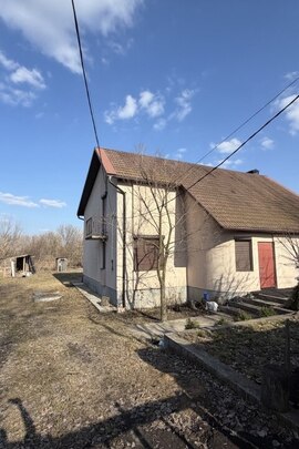 1/2 ч. житлового будинку, загальна площа 224.2 кв.м. та 1/2 ч. земельної ділянки, кадастровий номер: 3222289201:01:352:0016, площа: 0.25 га, 2696122932120, адреса: Київська обл., Обухівський р., с. Шубівка, вулиця Пушкіна, будинок 28 