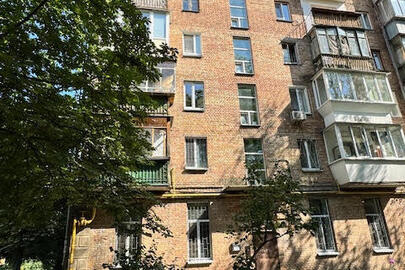 1/3 частка двокімнатної квартири № 8, загальною площею 44,03 кв.м., що розташована за адресою: м. Київ, проспект Повітряних Сил (стара назва проспект Повітрофлотський), буд.12