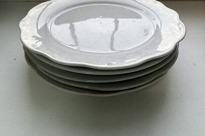 Порцелянові тарілки білого кольору, круглої форми, бувші у користуванні, у кількості 5 одиниць