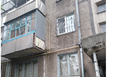 1/2 2-кімнатної квартири №79 загальною площею 41,70 кв.м., розташована за адресою Дніпропетровська обл., м. Кам'янське (колишня назва м. Дніпродзержинськ), вул. Євгена Мельнікова (Алтайська) буд.12