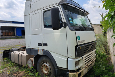 Колісний транспортний засіб марки VOLVO, модель FH 12, 2001 року випуску, VIN YV2A4DAA22B300255, державний реєстраційний номер АХ8061ВМ, колір білий