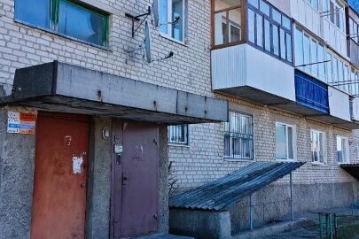 1/2 частина квартири загальною площею 27,5 кв.м., житловою площею 13,6 кв.м. за адресою: Житомирська обл., Житомирський р., м. Коростишів, пров. Лариси Мучник 10а, кв. 17