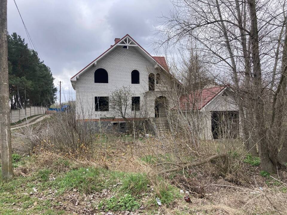 Житловий будинок, загальною площею 227,7 кв.м. та земельна ділянка, площею 0,0997 га, кадастровий номер: 1822510100:01:003:0774 за адресою: Житомирська обл., Житомирський р., м. Коростишів, вул. Паснасюка Сергія, 1-Б