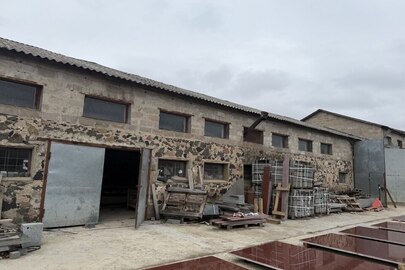 1/2 частки цеху по обробці граніту загальною площею 615 кв.м. та 1/2 частка земельної ділянки площею 0.9018 га, К/Н: 1821155100:01:002:0004 за адресою: Житомирська обл., Житомирський р-н, смт. Хорошів, вул. Монастирська (Ватутіна), 30а