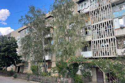 1/4 частка трикімнатної квартири, загальною площею 68,9 кв.м., за адресою: Закарпатська область, Берегівський pайон, місто Виноградів, вулиця Армійська, будинок 1, квартира 27