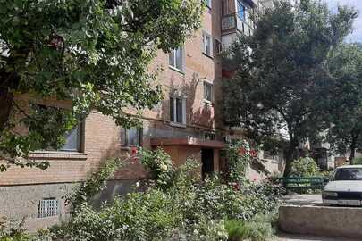 Двокімнатна квартира загальною площею 42.7 кв.м., за адресою: Полтавська обл., м. Хорол, вул. Незалежності (колишня назва Маркса Карла), буд. 21б, кв. 44