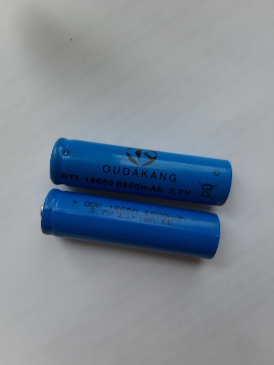 Дві сині акумуляторні батареї фірми 